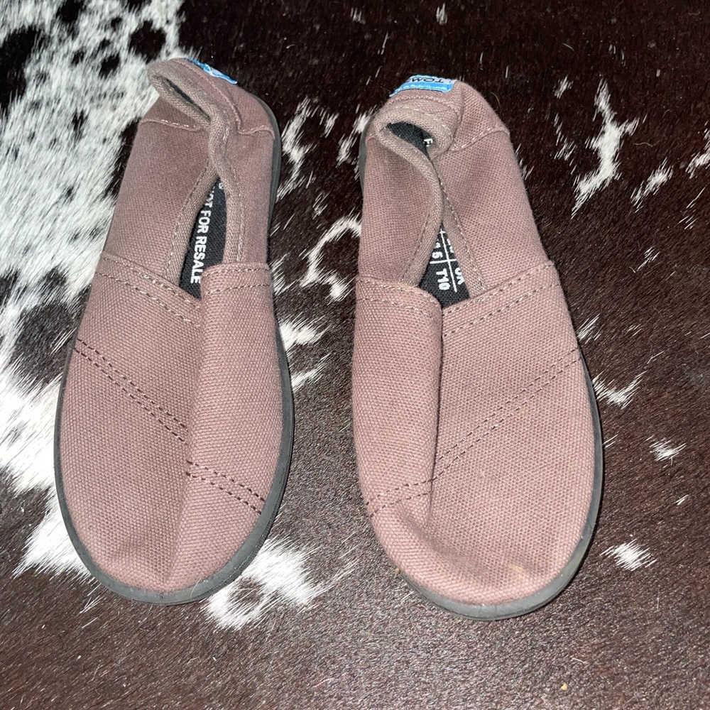 Tom’s brown shoes.